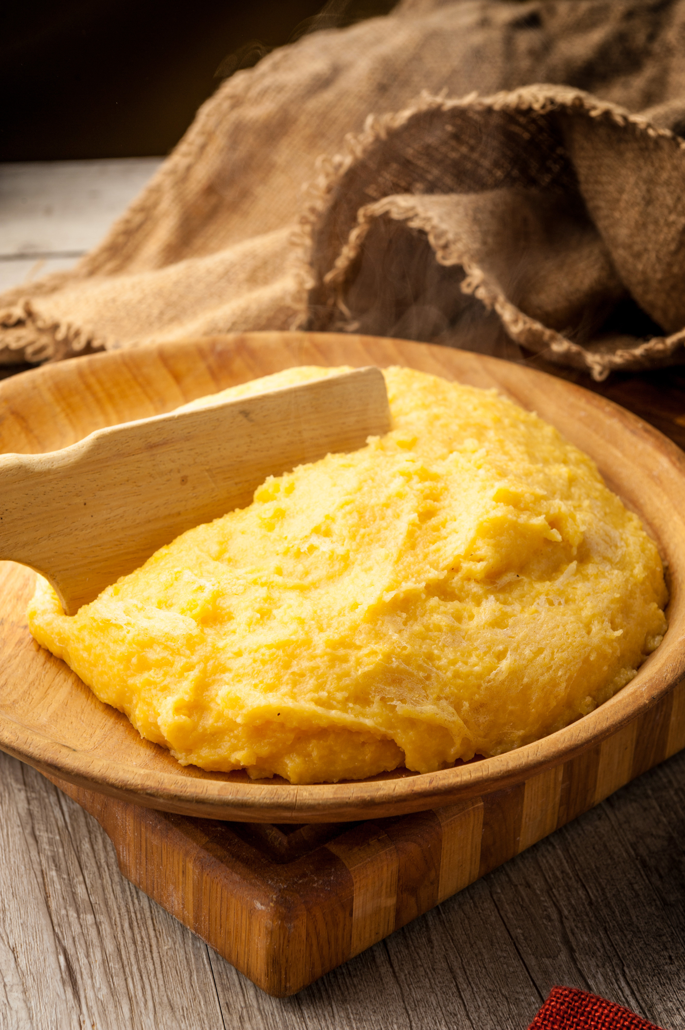 Para fazer uma polenta cremosa com fubá de mandioca, você vai precisar de: