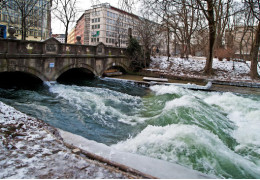 Surfen in München: Die Künstliche Welle der Eisbachwelle